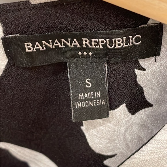 Banana Republic Factory black/white Floral Peplum Short Sleeve Blouse. Size S - Picture 3 of 10